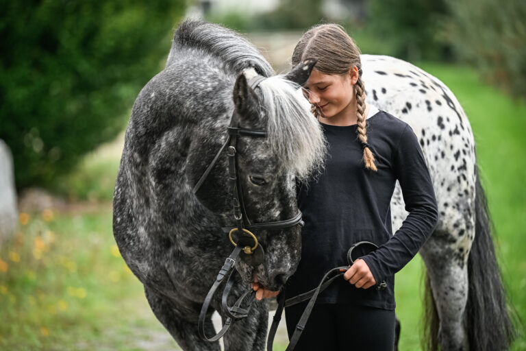 Ein Mädchen mit seinem Pony