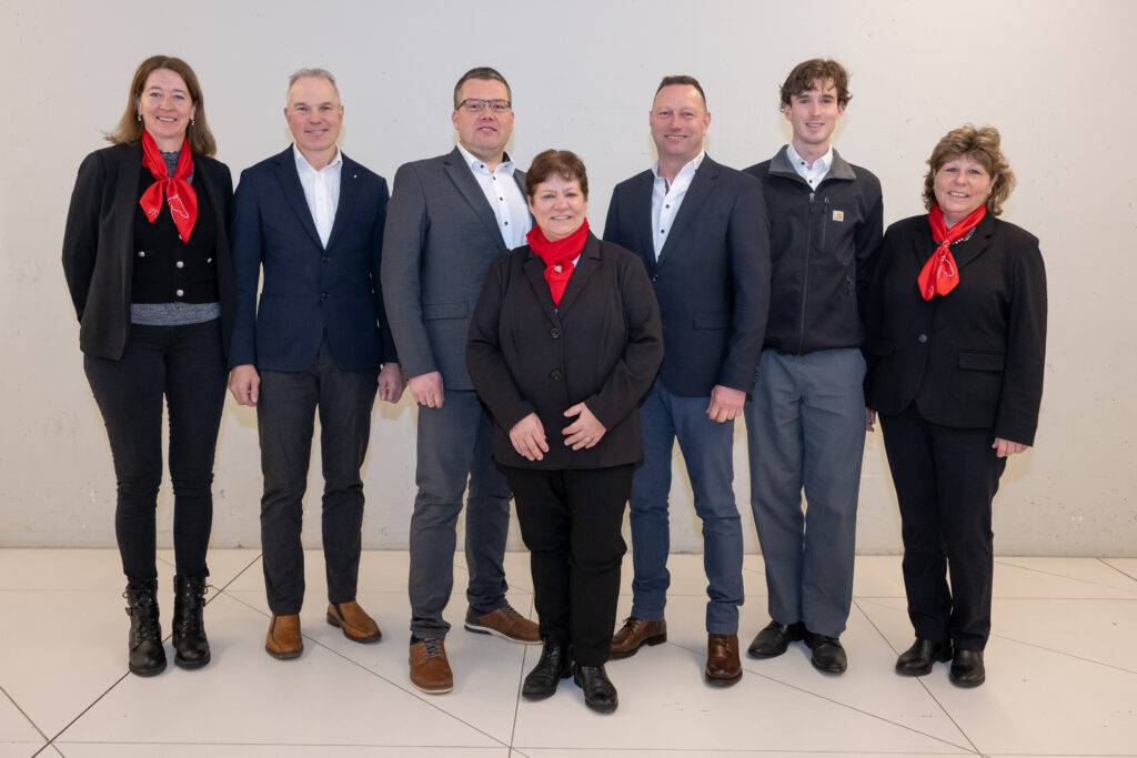Der Vorstand von SWISS Horse Professionals mit zwei Vertreterinnen der Geschäftsstelle